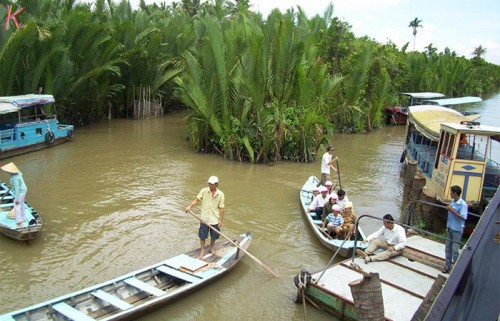 Tham quan vẻ đẹp chợ nổi Cái Bè 